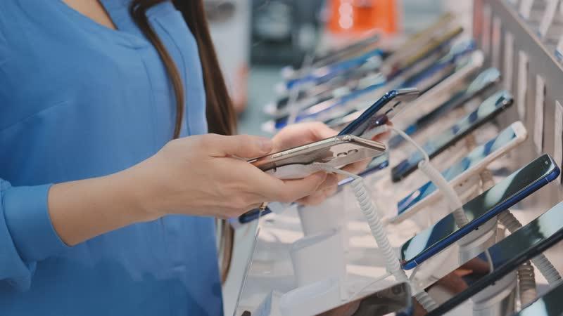 CL-Mobile Retail-getty-1142143180